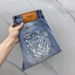 Prada 普拉达 高端定制、2025早春最新款牛仔裤 柜台同步发售 原版定制复刻 客供五金辅料 原单品质 进口牛仔面料重工洗水 精品皮牌 做工走线精细 上身绝