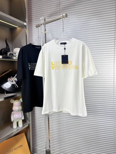 lv*路易 Ss25春夏新款短袖，顶级图案Logo，帅气时尚，简约百搭款。面料棉 不仅挺括，保持潮流的廓形，又穿着舒适，纱织更细腻 码数：M-Xxxl