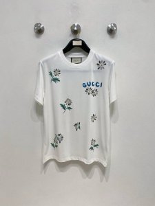 古驰 高定面料 玉蚕丝般的丝滑 2025春夏新品上市时尚经典圆领短袖时尚单品设计，更加时尚舒适，高标准定制，上身非常有型，人工手绘工艺 客供辅料，客供进口高档面
