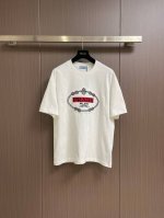 prada 2025Ss春夏新品标识刺绣短袖T恤，定制高支平纹精棉面料 极致柔软舒适 高端大气，胸前田岛机刺绣标识 简约百搭款式 简约易搭配 上身亲和力和好感度