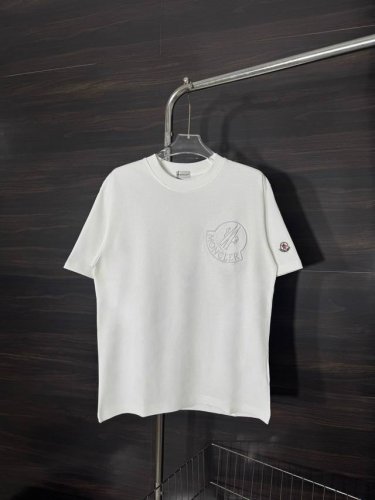 款号 He257 moncler Cyclone-蒙口胸前刺绣大标圆领短袖 面料采用2 克双股双纱纯棉面料 手感舒适柔软 上身舒适透气 领口采用同缸同色罗纹 不