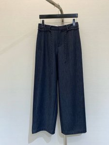 春夏新款 藏蓝色休闲宽松直筒西裤休闲裤 搭配条纹抽绳真是点睛之笔呀 面料是那种丝滑的西装面料 上身舒适清凉不闷热 背后贴饰非常亮眼 码数