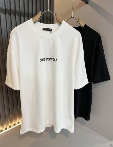 P210 Louisvuitt*路易*登 2025春夏全新系列单品上线，非常时髦前卫的一款男女同款短袖T恤，标识Logo图案印花修饰！区别于以往的不同，宣示品牌