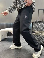 lv 2025春季新款休闲裤！官网同步发售。品牌经典Logo休闲裤 ，定制面料，舒适度极好，手触感强烈。辨识度极高，完美品相工艺。 尺码：M-3Xl