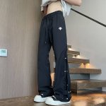 上新 Descente 迪桑特外户外防水排扣冲锋裤，男女同款休闲裤，今年流行的面料，小红书主播推荐，上身质感满满，版型立体，完美修饰腿型，可随意日常搭配，不费劲