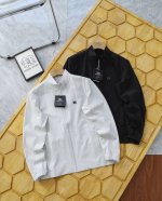 供 Kolon Sport 可隆男女弹力皮肤衣轻薄热压立领夹克外套 面料接触即凉 缓解燥热*此功能为接触瞬间凉感而非持续凉感 采用轻薄华夫格肌理感原纱弹力面料，