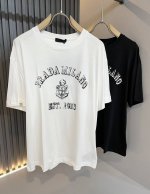 prad*A普*达2025春夏新款短袖T恤，最新款全网独家首上！！~既经典有时尚百搭，谁不爱啊，将经典再次展现，非常的耐看，自带低奢光环与辨识度！pr*Da传统