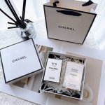 chanel可可香水+白色鹅蛋护手霜礼盒 配手提袋 送礼必备 香奈儿白Coco50Ml 香调是木质东方调，淡香型香调是花香调。 这款香水适合白领、知性优雅的成熟