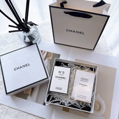 chanel可可香水+白色鹅蛋护手霜礼盒 配手提袋 送礼必备 香奈儿白Coco50Ml 香调是木质东方调，淡香型香调是花香调。 这款香水适合白领、知性优雅的成熟
