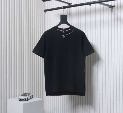 Moncler 蒙口 25Ss 领口字母徽标印花短袖 这款 Moncle标识短袖，以纯粹黑色为主色调搭配 Moncle标识印花，展现出低调奢华的品质感。采用定制