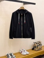 kiton 防晒衣 经典款机能休闲外套拉链防水设计、防晒面料和谐又时尚没有违和感、亚太地区订单台湾外贸公司原单货产地意大利、材质精致细腻似乎是专利品质上乘 的设