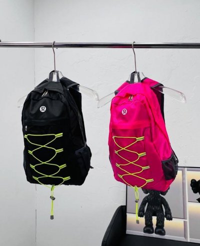 有了这个双肩包，谁还背Lv啊！ 直到遇见Lululemon 露露这款可折叠的双肩包，才知道什么叫做相见恨晚！ 配色超绝，低调又高级，简约设计完全长在我的审美点上