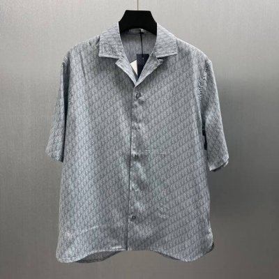cd 蓝灰色桑蚕丝和棉质混纺短衬衫 Size S-Xl 这款短袖衬衫突显经典的 Oblique 印花。采用蓝色桑蚕丝和棉质混纺面料精心制作，搭配戗驳领和圆弧