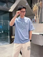 pd 2025春夏新款圆领 首发专柜最新款短袖圆领T恤 高端订制 设计前卫时尚 品牌Logo重工艺设计 高端定制原版面料 手感柔软 上身穿着舒适 专柜级别精致车