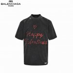 Balenciaga 巴黎世家 情人节限定爱心涂鸦短袖 采用复古平纹针织面料，正面和背面饰以Lipstick Valentines艺术作品印花，全身定位破坏效