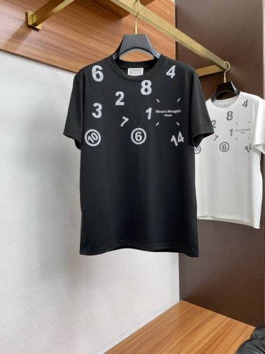 马吉拉 Ss新工艺Logo纯棉质阔版圆领男士短袖T恤，新季新推系列将标识巧妙融入设计，塑就一系列充满复古风情的运动风单品。在这款百搭T恤上，带着一丝怀旧意蕴的图