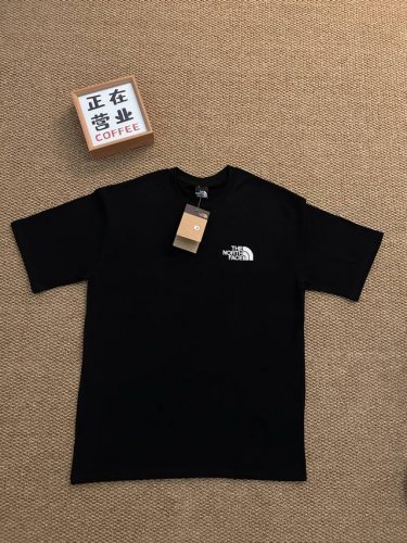 顶端刺绣品质北面The North Face 基础款黑色短袖宽松男女同款情侣款 采用抗菌260克新疆长绒棉重磅面料 透气舒适 怎么洗都不起球透气轻柔的短袖，让您