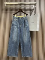 balenciaga Unity Sport刺绣牛仔裤，定制赛洛纺牛仔绮料 以经典牛仔蓝为主色调 采用进口机刺绣工艺 采用胶浆印花 使用胶浆液体涂料在织物上打印