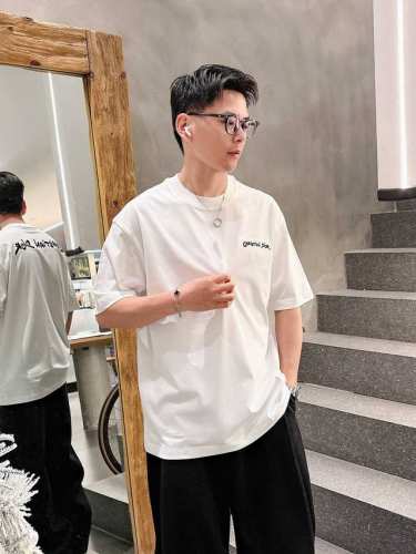 迪奥 2025春夏新款首发专柜最新款短袖圆领T恤 高端订制 设计前卫时尚！品牌Logo重工艺设计 高端定制丝光云朵棉面料.手感柔软.穿着舒适.专柜级别精致车线.