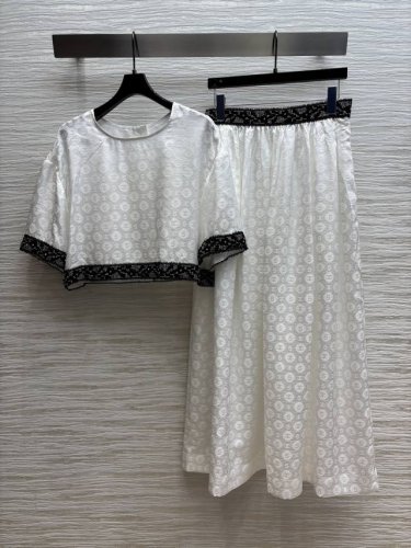 香家 25春夏 字母提花真丝套装 圆领短款拼接蕾丝+蕾丝拼接百褶裙 %纯真丝Logo提花面料 拼接钉珠织带设计 一色Sml 上衣420 半裙570