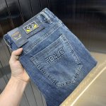 Fendi芬迪 2025新品男士牛仔裤 面料弹性好 独家发售 官网同步 时尚优雅 重工艺设计 采用原色酵母水洗工艺 精选进口重磅丹宁牛仔面料 配专柜五金装饰 真