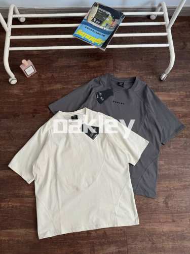 欧克利Oakley户外休闲硅胶Logo短袖登山跑步运动速干T恤 户外日线高克重棉质面料，亲肤透气，吸湿排汗！手感扎实，耐穿！ 明线立体剪裁，多裁片，弧形剪裁！上
