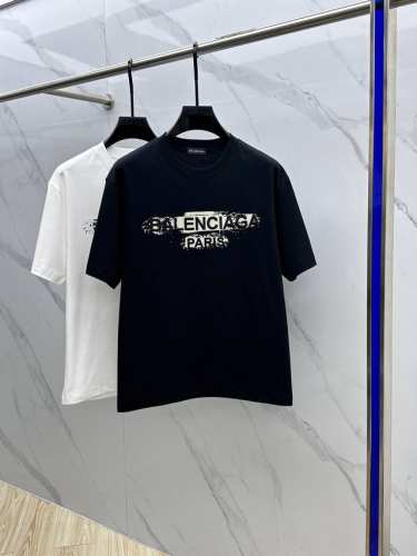 Balenciaga 巴黎世家 2025Fw春夏新品圆领打底外穿T恤，立体感Logo微廓形半袖纯棉打底，手感面糯有骨感，柔而有韧性。工艺处理，韧性和抗皱性能得到