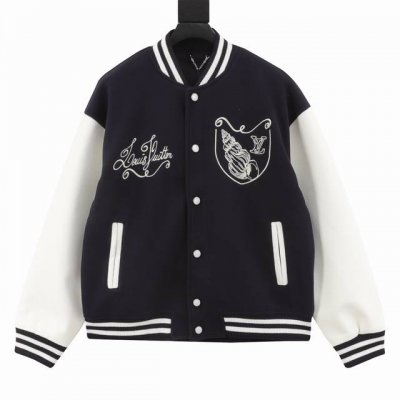 款号Y573 Louis Vuitton 路易威登 海螺刺绣拼接棒球服夹克外套 温馨提示：建议手洗或者干洗！！ 今年格外火爆 棒球服外套，市场各级版本都有 细节