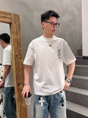 圣罗兰 2025春夏新款首发专柜最新款短袖圆领T恤 高端订制 设计前卫时尚！品牌Logo重工艺设计 高端定制丝光云朵棉面料.手感柔软.穿着舒适.专柜级别精致车线
