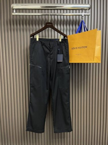 Lv 刺绣工装裤，定制臻绒精纺羊毛缎纹织 人体立体裁剪 20年前老西裤做法 回归传统工艺手法 通过分割 折叠 抽缩 拉展技术手法 采用进口机刺绣工艺 使用先进的