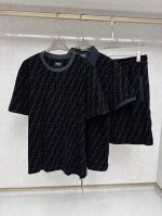 polo P220 短袖P180 裤子P220 芬迪 2025年春夏官网同步新款圆领短套装，Ff满身植绒工艺 款式时尚 帅气，面料舒适，做工严谨 ，走线工整。上