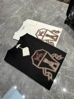 Brunellocucinelli 老钱风新款男士T恤！25Ss新款推荐！大Logo刺绣花设计.皮绣花质感强.同色系刺绣突出品牌Logo.高级好看！采用双股19