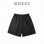 Gucci古驰24Ss新品织带印花府绸短裤 这短裤出自Gucci Lido系列，设计灵感源自意大利海岸的夏日风情和海滩俱乐部。匠心呈献日常New Arrivals和晚装造型。全G满