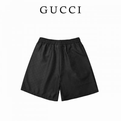 Gucci古驰24Ss新品织带印花府绸短裤 这短裤出自Gucci Lido系列，设计灵感源自意大利海岸的夏日风情和海滩俱乐部。匠心呈献日常New Arrivals和晚装造型。全G满