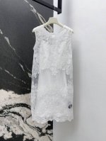 es 25Ss 春夏新品重工水溶花刺绣无袖连衣裙 面料若隐若现的质感更显性感华丽 大身素色百搭不挑人 常规款式叠穿出裙装效果 时尚玩法更多样化 轻松适配其他单品