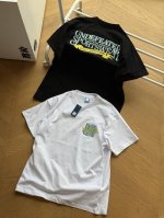 供 Undefeated五条杠官方夏季新品美式复古运动休闲短袖Tee 白色 黑色 S~Xl 原版240G纯棉双纱面料，预缩处理，胸口五道杠Logo印花，后背彩色