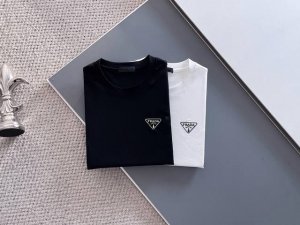 普拉达 2630Ss新款短袖T恤，定制进口原版丝光面料！经典Logo设计，简单大方得体 时尚不失个性 上身休闲随性 内搭单穿皆可 彰显大牌气质。尺码：M～3Xl