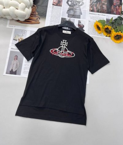 新款土星印花字母红线刺绣短袖T恤 标志性土星图案 融合朋克精神与未来感 是西太后独特美学的象征 红线刺绣勾勒字母 如神秘星轨 为整件T恤注入灵动活力 精致工艺彰