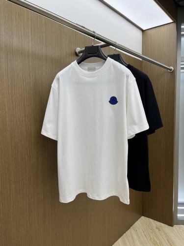 Mon 2540Fw春夏新品圆领打底外穿T恤，立体感Logo微廓形半袖活性纯棉打底T恤，棉，手感面糯有骨感，柔而有韧性。工艺处理，韧性和抗皱性能得到大幅度提高。