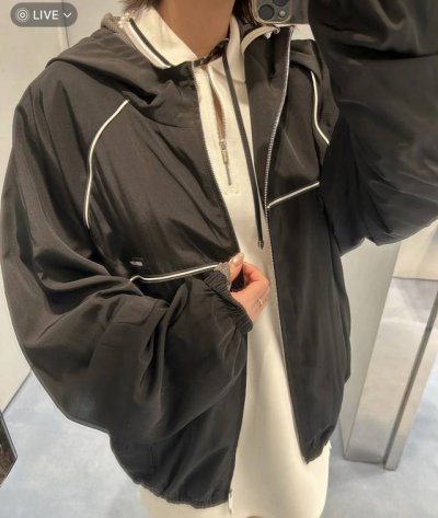 miumi* 25Ss早春新款 学院风尼龙夹克外套。原版开发！高版出品！寻找童年作为绝对真理的象征 丝绸般的尼龙材质 运动服夹克剪裁、品牌打造呈现多种男性和女性