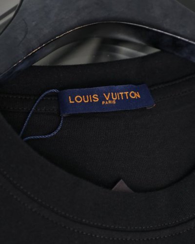 细节图# Louis Vuitton 路易威登Lv 前后经典字母四叶草印花满印圆领短袖男女同款T恤 法国路威酩轩集团-Lvmh旗下品牌，著名奢侈品箱包和皮具品牌