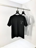 Lv。2025春夏新款 字母Logo圆领短袖T恤，春夏休闲穿搭必不可少，原版纯棉面料。完完全全体现在高级审美的做工上，做工更是精致大气，Z立体感超强，非常惊艳，