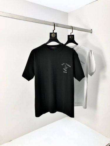 Lv。2025春夏新款 字母Logo圆领短袖T恤，春夏休闲穿搭必不可少，原版纯棉面料。完完全全体现在高级审美的做工上，做工更是精致大气，Z立体感超强，非常惊艳，