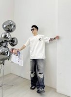 马吉拉 破洞新款字母印花双层重工短袖T桖 破洞设计 字母图案不管是T桖还是卫衣都是每年的爆款单品 前幅大面积印花采用大康丽数码印花机直喷 成本极高 经过多次的调