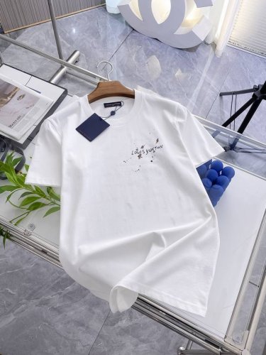 lv 夏季新品，人工手绘时尚单品设计，更加时尚舒适，高标准定制，上身非常有型，客供辅料，客供进口高档面料质感非常细腻，细节工艺精湛考究，塑造性极高的一款单品，任