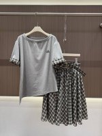 2025Ss 夏款 系列配套格纹套装 格雷系遇上格纹 擦出的高端局火花 复古格纹带来的学院气息 减龄且经典 纯棉不规则设计上衣 可斜肩或者一字肩穿着 下摆斜边裁