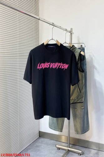 l751 Lv顶级版本 Louis Vuitton路易威登 大字母Logo印花短袖 面料采用280 克重精梳棉，定制32支2*2螺纹，成衣经过水洗舒适亲肤无异感