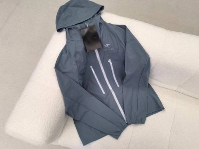 供 高品质无惧春风烈日 Arc'teryx 始祖鸟 夏季Sv6代风壳压胶轻薄透气防晒衣 防风皮肤衣外套 -40D抗撕装尼龙面料，四面弹力演绎，不担心会紧绷束缚，