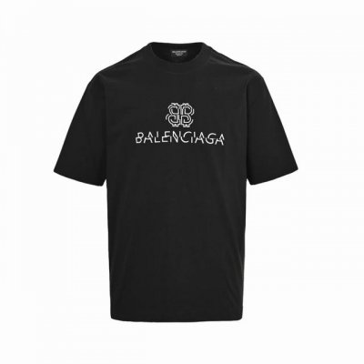 balenciaga 巴黎世家 25Ss 错位字母Logo刺绣短袖 胸前是经典的Logo 纯棉面料 细节无法挑剔 极具档次感与奢华辨识度 版型属于休闲宽松小落肩