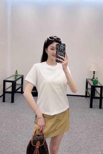 Bbr 2025夏季新款 圆领织带收腰短袖T恤 腰身两侧利用织带抽绳形成皱褶 同时收窄腰身曲线更显瘦时髦 胸前刺绣战马搭配抽绳标志性浅棕格纹配色纹路 加强品牌标